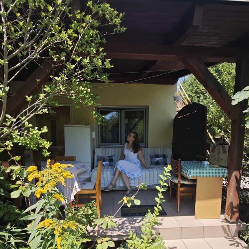 B h&aacute;z &aacute;rny&eacute;kos hűv&ouml;s nyugodt terasza