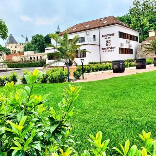 100 aut&oacute; sz&aacute;m&aacute;ra z&aacute;rt parkol&oacute;, ingyenes!