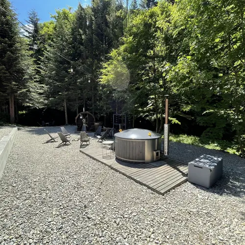 Sauna, balia ogrodowa i miejsce na ognisko.