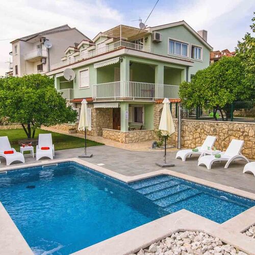 Apartments Maris Okrug Gornji  2
