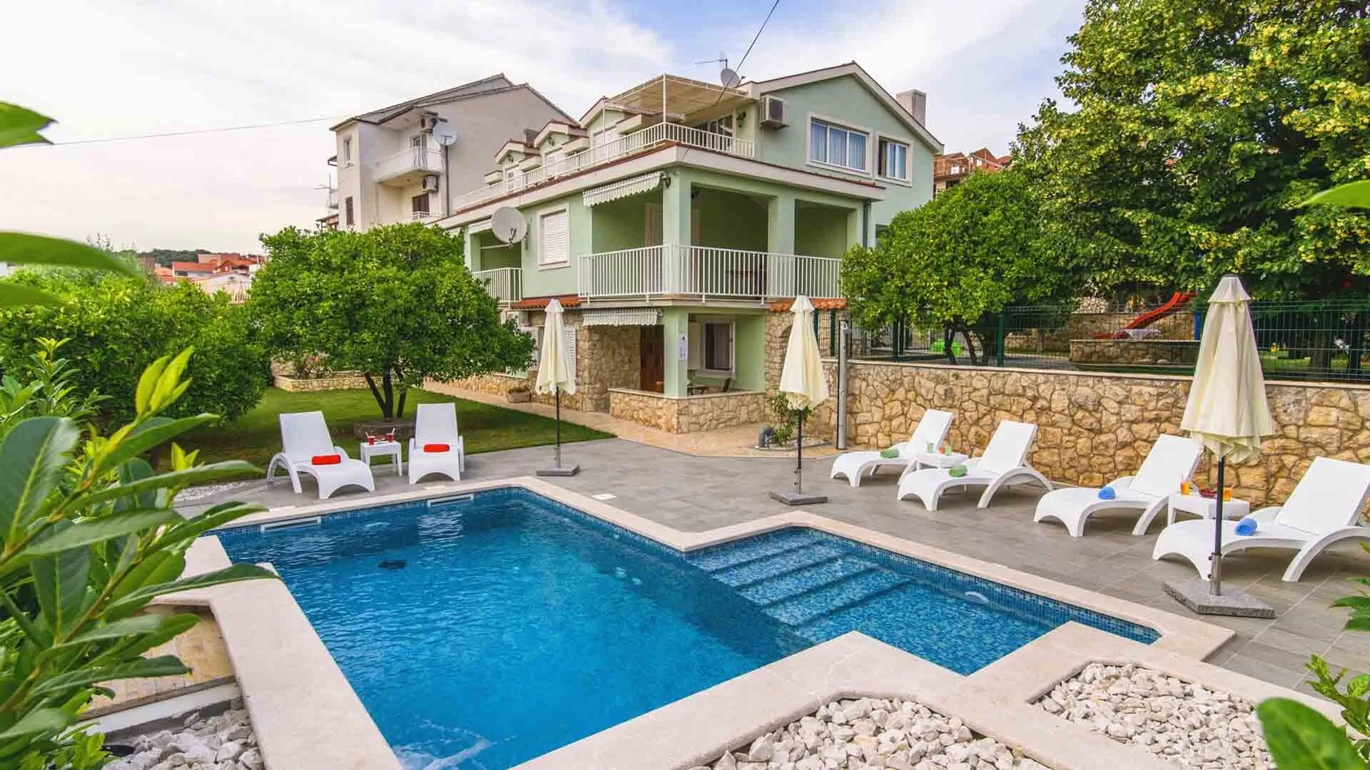 Apartments Maris Okrug Gornji