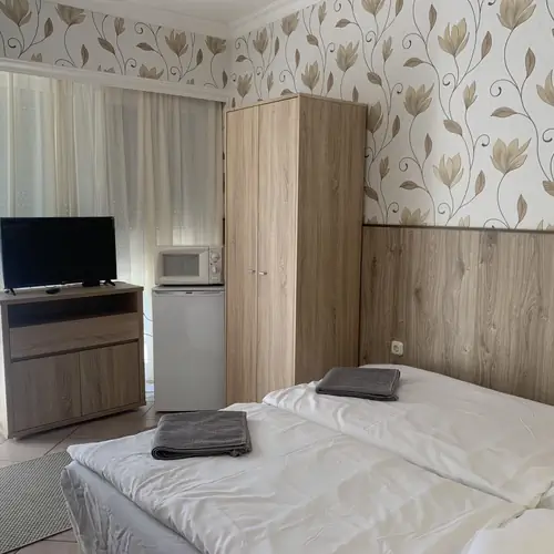 Szoba k&eacute;tszem&eacute;lyes &aacute;ggyal terasszal