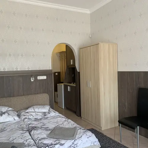 Szoba francia&aacute;ggyal erk&eacute;llyel