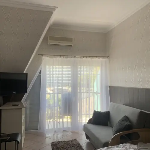 Szoba francia&aacute;ggyal erk&eacute;llyel