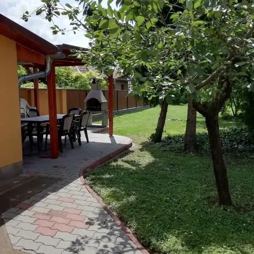 Fedett terasz - kert