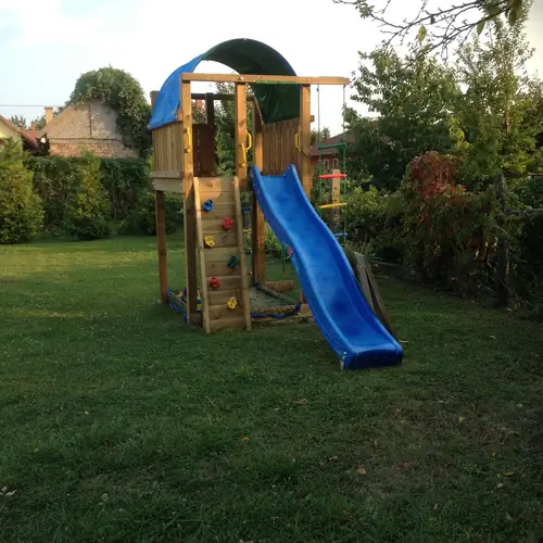 Kert - J&aacute;tsz&oacute;h&aacute;z