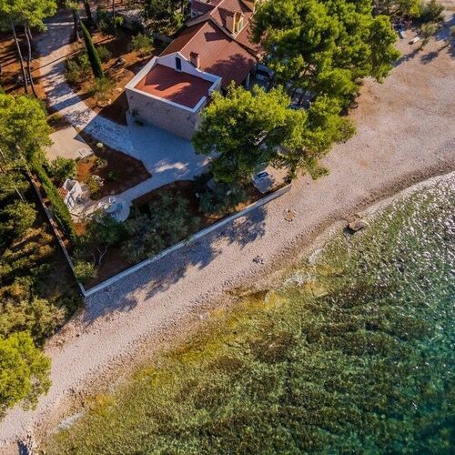 Robinson House Kleopatra Mutnik  3