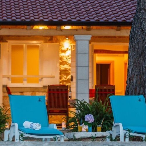 Robinson House Kleopatra Mutnik  2