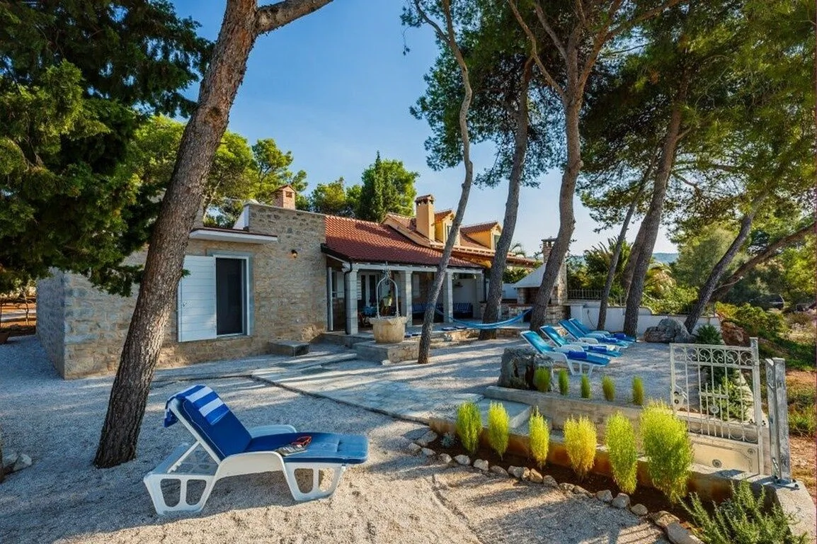 Robinson House Kleopatra Mutnik