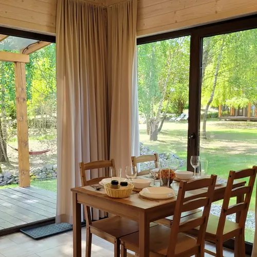 Kamienny Ogr&oacute;d Holiday Park - domy z 2 sypialniami w parku nad jeziorem Tałty blisko Mikołajek