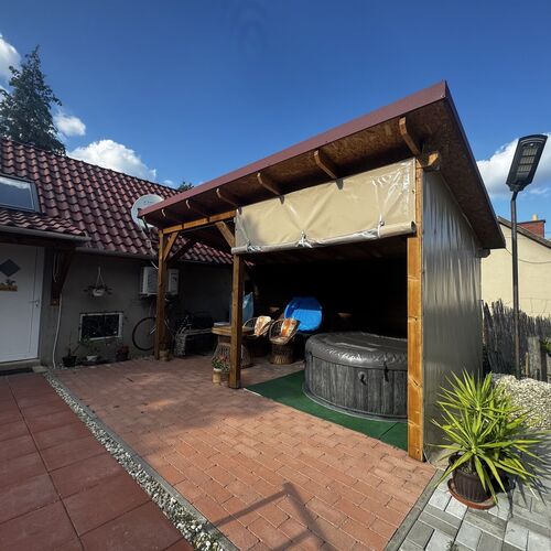 Bej&aacute;rat melletti terasz