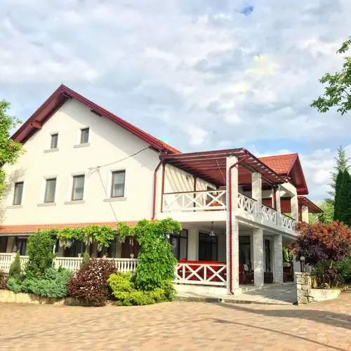 Cladirea I cu Restaurant si camere 12-15