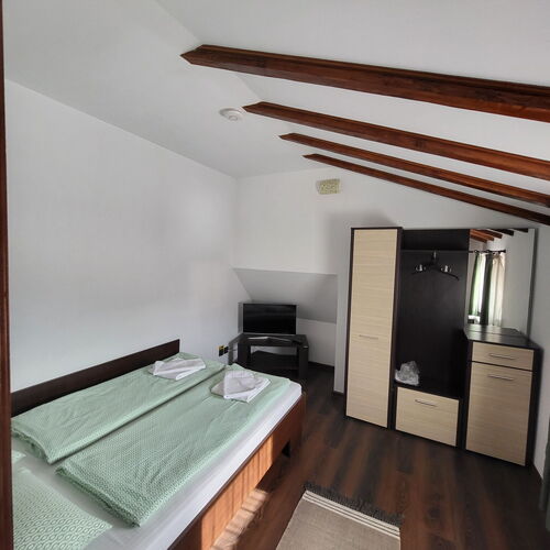 Camera dubla cu baie comuna din Apartamentul Mansarda Maradu .