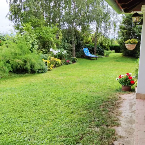 Ny&aacute;r a kertben