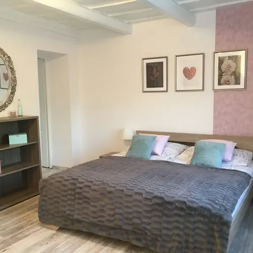 zuhanykabinos vend&eacute;gszoba