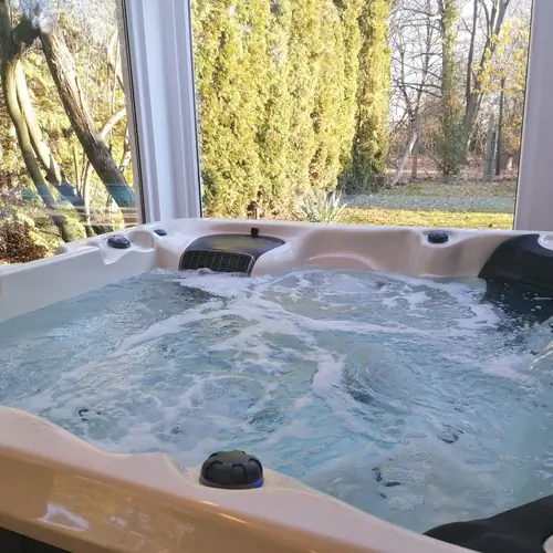 Saj&aacute;t haszn&aacute;lat&uacute; jakuzzi