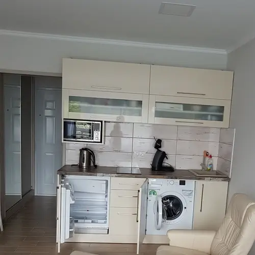 Konyha, hűtővel &eacute;s mos&oacute;g&eacute;ppel.