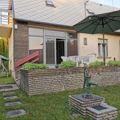 Terasz és udvarrészlet