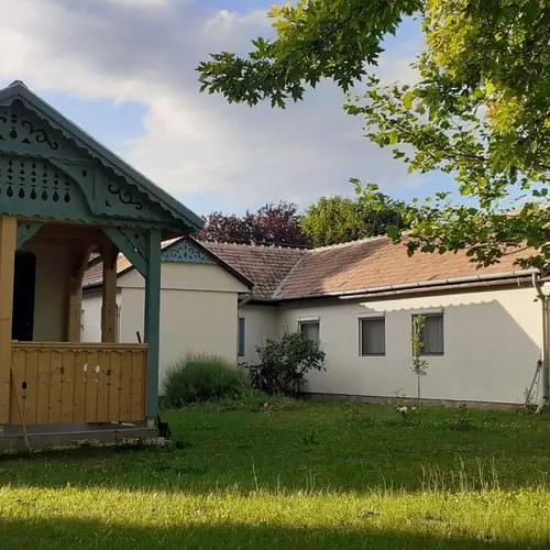 Vend&eacute;gh&aacute;z a falu sz&eacute;l&eacute;n