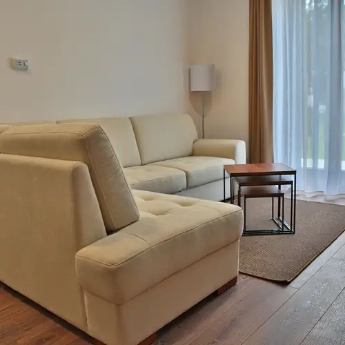 Csal&aacute;di szoba &aacute;gyazhat&oacute; kanap&eacute;