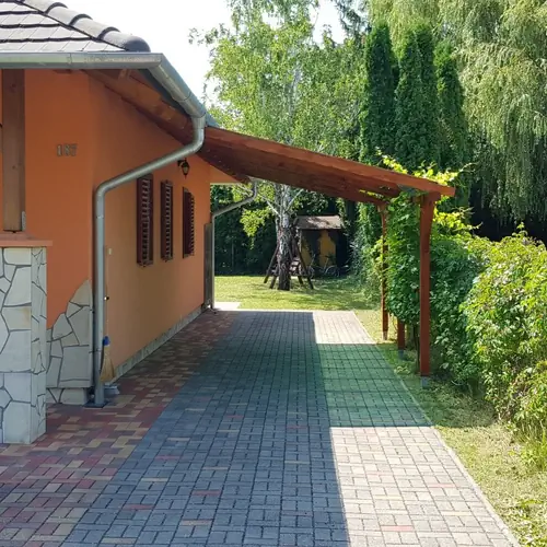 udvar kocsibe&aacute;ll&oacute;