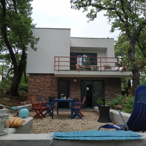 h&aacute;z &eacute;s kert a f&aacute;k k&ouml;z&uuml;l fot&oacute;zva