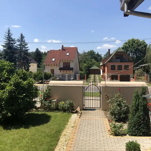 Bej&aacute;rat a F&uuml;rdő utca felől