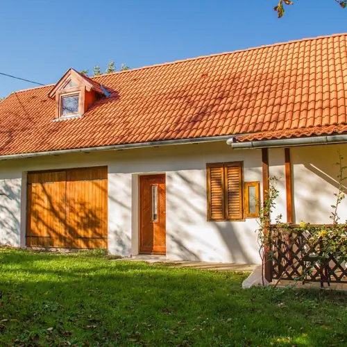A h&aacute;z megőrizte a paraszth&aacute;zak &aacute;ld&aacute;sos hat&aacute;s&aacute;t: a ny&aacute;ri hős&eacute;gben is hűv&ouml;s mened&eacute;k. T&eacute;len befűtve pedig j&oacute;l tartja a meleget.