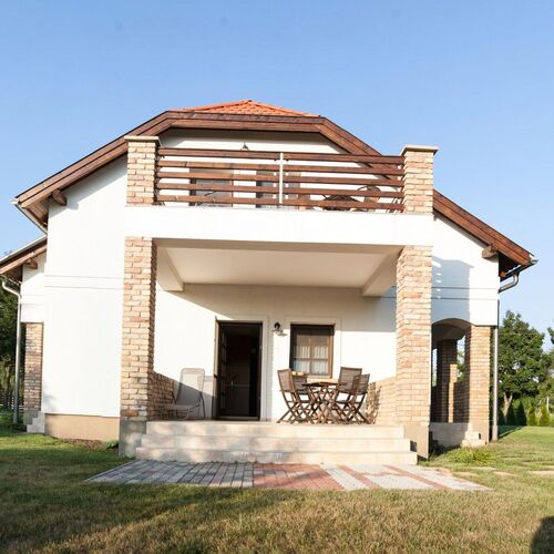 Sári Villa Lajoskomárom  2
