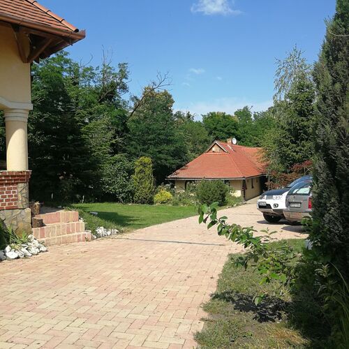 Közös udvar, parkoló