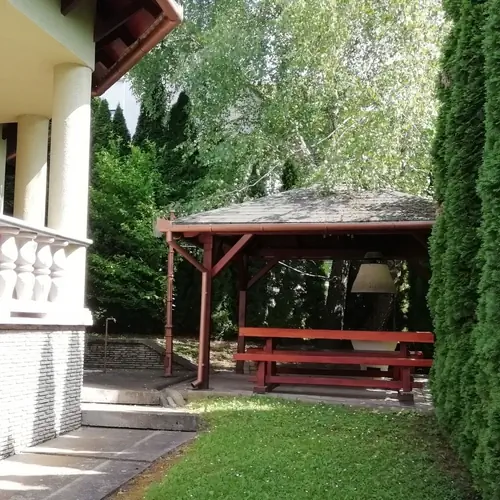 Terasz &eacute;s a fedett grillező