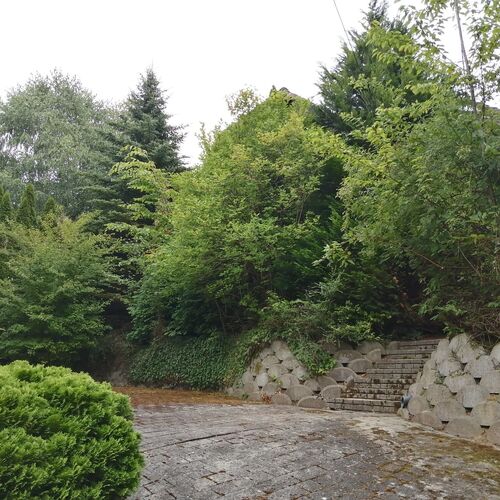 Parkoló az udvarban