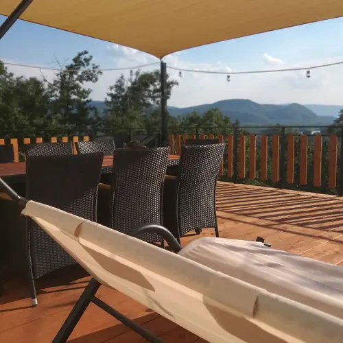 Terasz asztallal, sz&eacute;kekkel, pihenő&aacute;ggyal
A "Panor&aacute;m&aacute;s teraszos 4 fős apartman" terasza