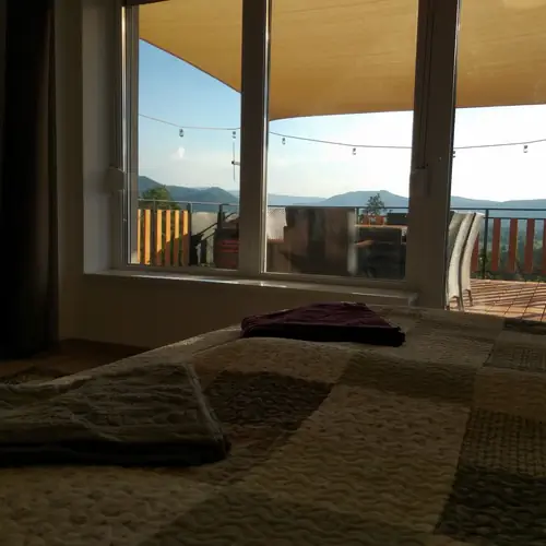 Nagy szoba egy db 2 szem&eacute;lyes francia&aacute;ggyal, kij&aacute;rattal a teraszra
A "Panor&aacute;m&aacute;s teraszos 4 fős apartman" 