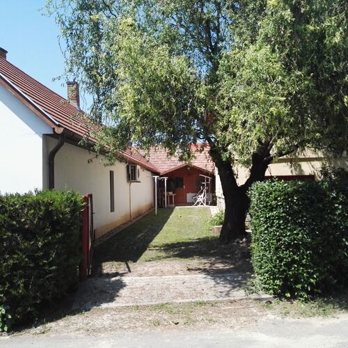 Ház mögötti parkoló