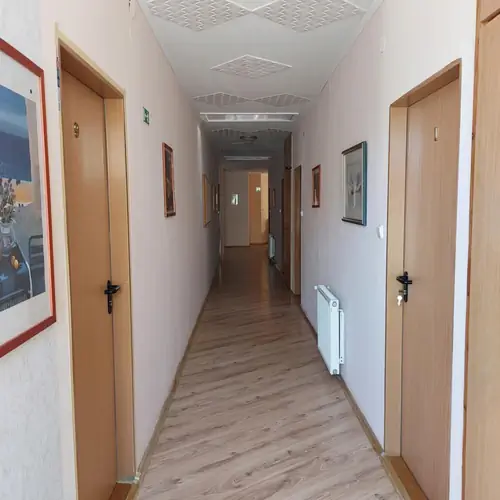 K&ouml;z&ouml;ss&eacute;gi folyos&oacute;.