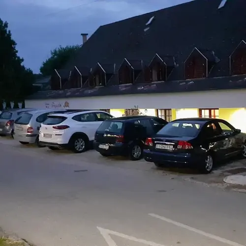 A szem&eacute;lykocsival &eacute;rkező vend&eacute;gek r&eacute;sz&eacute;re biztos&iacute;tott, ingyenes parkol&oacute;, k&ouml;zvetlen a recepci&oacute; előtt.