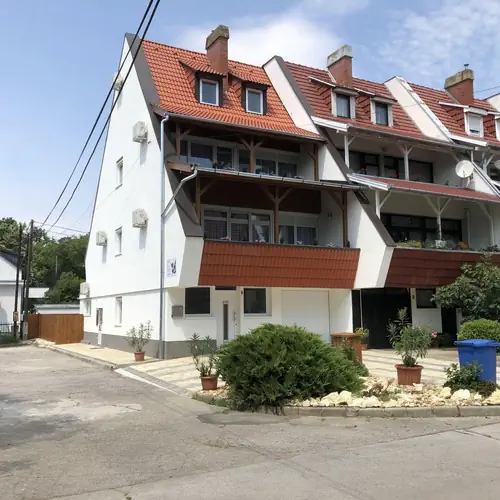 A h&aacute;z előtt &eacute;s mellett k&eacute;nyelmes parkol&aacute;si lehetős&eacute;g.