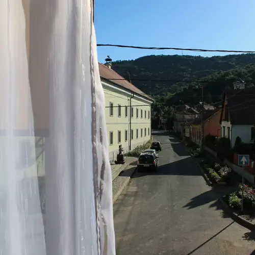 Emeleti 1. szoba kil&aacute;t&aacute;s