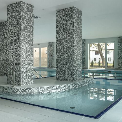 Basen Z brodzikiem w Mielno Holiday Apartaments.