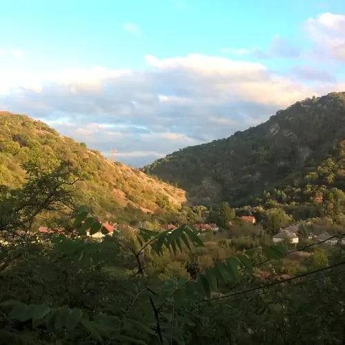 Szoros a pincesor felől