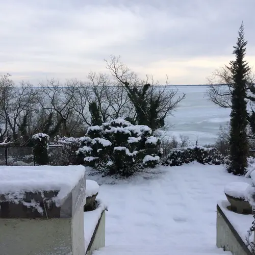 T&eacute;len a h&aacute;ts&oacute; kert