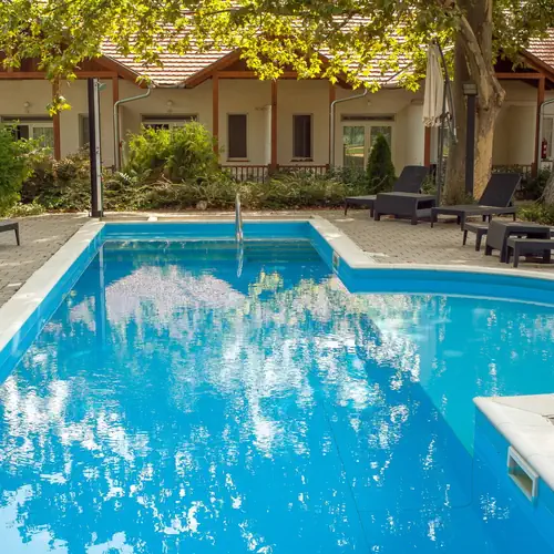 Hotel Plat&aacute;n Zam&aacute;rdi - kert &eacute;s medence