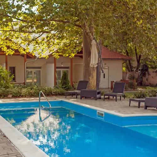 Hotel Plat&aacute;n Zam&aacute;rdi - kert &eacute;s medence