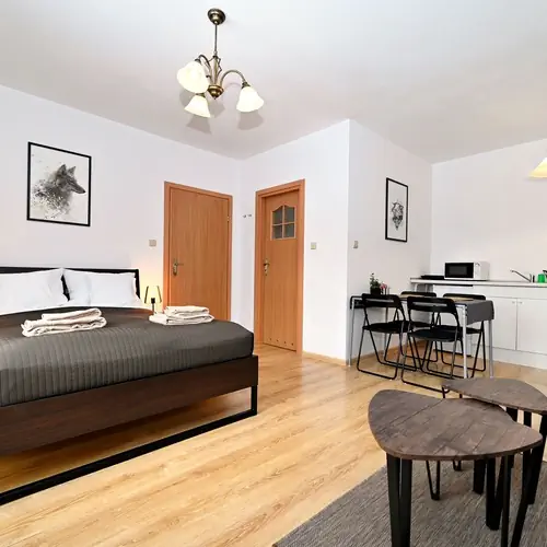 4-osobowy pok&oacute;j typu studio z aneksem kuchennym i łazienką z bezpośrednim wyjściem na ogr&oacute;d 