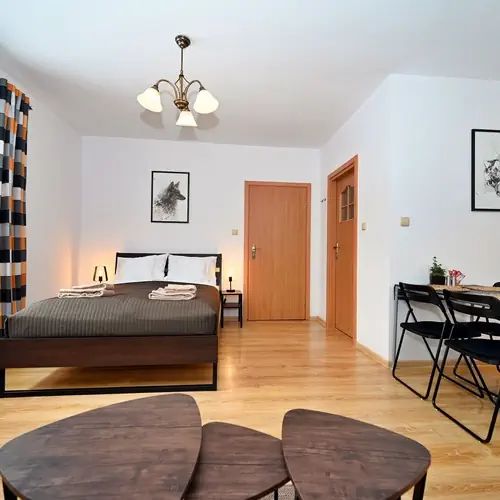 4-osobowy pok&oacute;j typu studio z aneksem kuchennym i łazienką z bezpośrednim wyjściem na ogr&oacute;d 