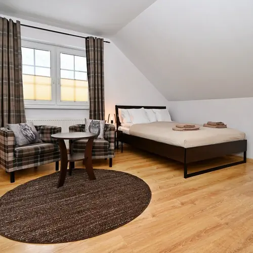 3-osobowy pok&oacute;j typu studio z aneksem kuchennym i łazienką 