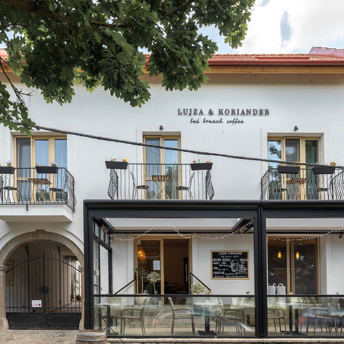 Földszinti reggeliző terasza és az első emeleti erkélyek