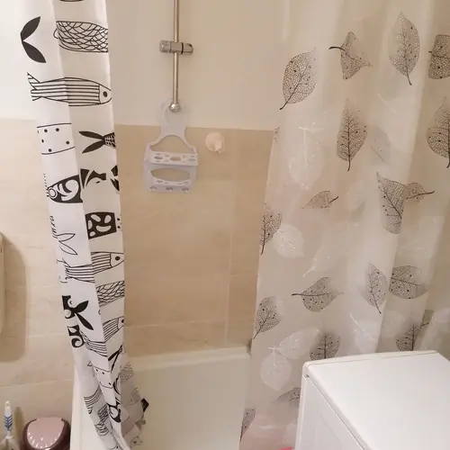 F&uuml;rdőszoba k&aacute;ddal 