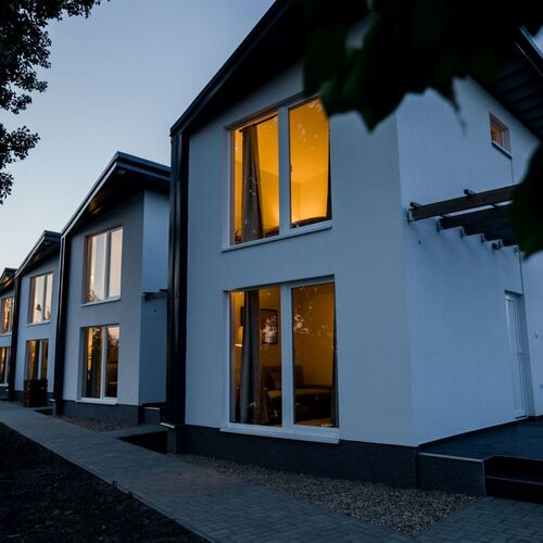 Kétszintes tóparti apartmanházak